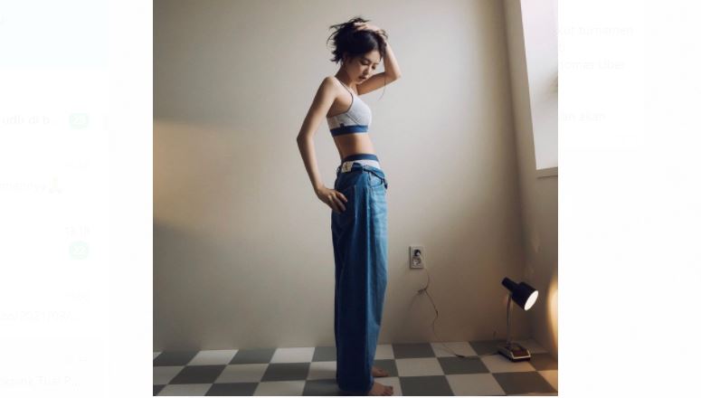 <p>Foto: Jennie saat menggunakan Calvin Klein untuk promosi produk musim gugur 2021</p>
