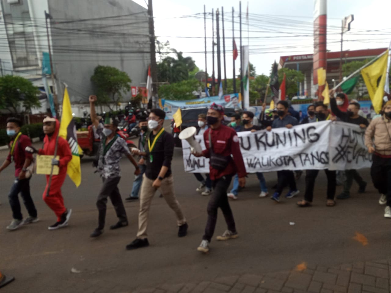 <p>Foto: Fraksi Mahasiswa Tangerang Selatan melakukan aksi demonstrasi di depan Puspemkot Tangsel, Jumat (26/11/21) Jurnalistika/Firman</p>
